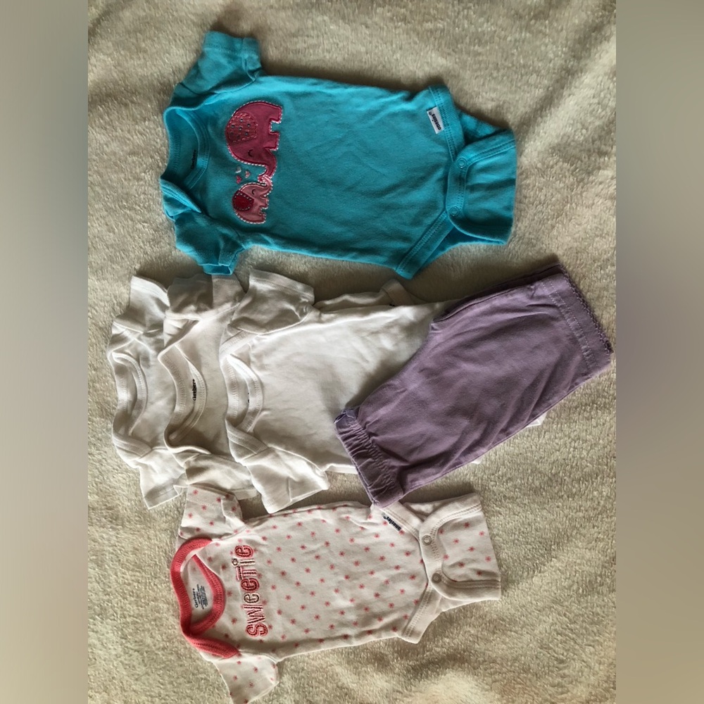 Newborn and 0-3M Gerber Baby Onesie - Blue, pink and white